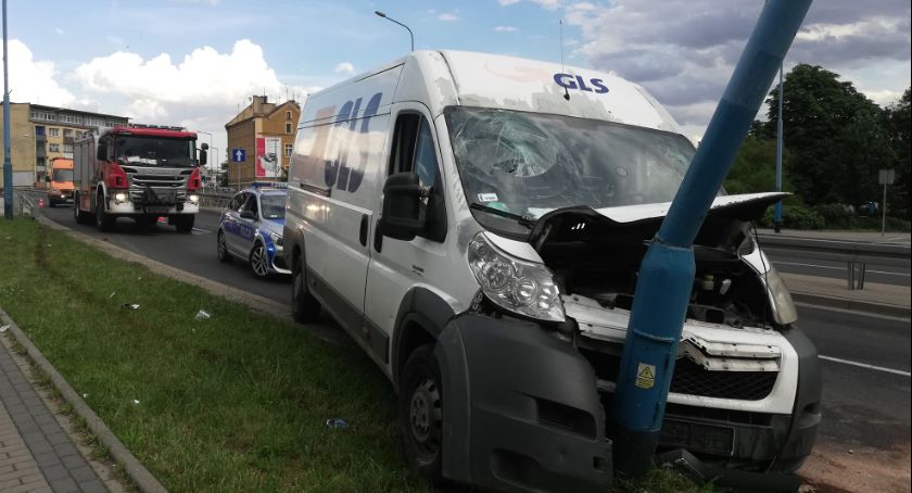 Wypadek busa na moście w Legnicy. Są utrudnienia w ruchu [FOTO]