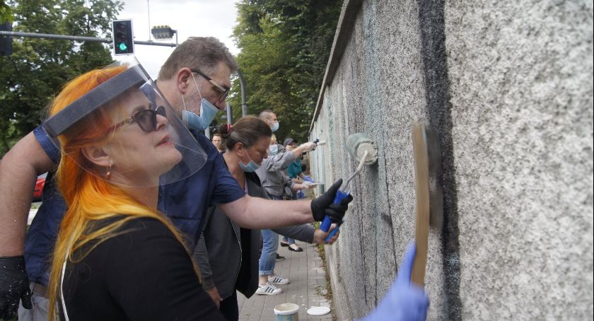 Usuwali rasistowskie i homofobiczne hasła. Zostali zaatakowani jajkami [FOTO]