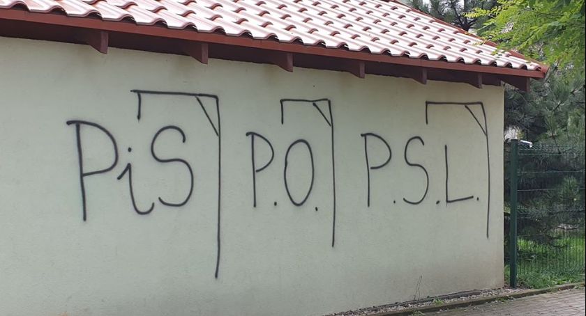 Zamalowane napisy wróciły na mur. Są także szubienice za poglądy polityczne  