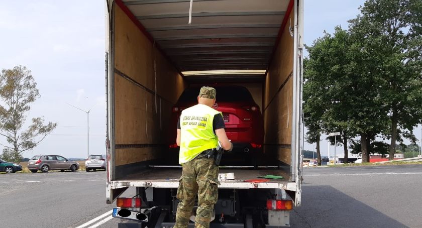 Strzały i pościg na autostradzie. Celnicy odzyskali kradzione samochody 