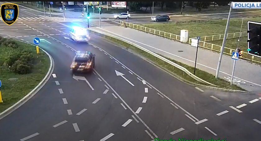 Policjanci eskortowali do szpitala kobietę z chorym dzieckiem [FILM]