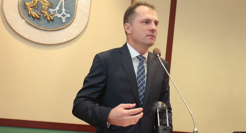 Ile zarabia przewodniczący rady miejskiej i jakie kredyty ma do spłacenia