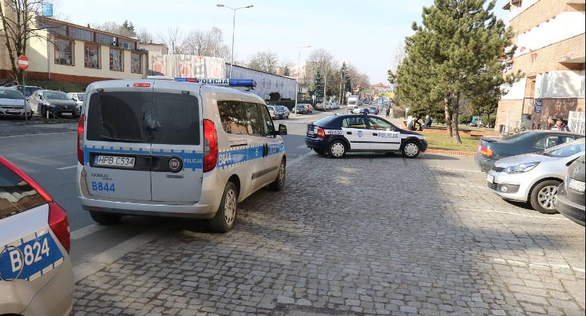 Pijany legniczanin zakończył podróż na barierach energochłonnych 