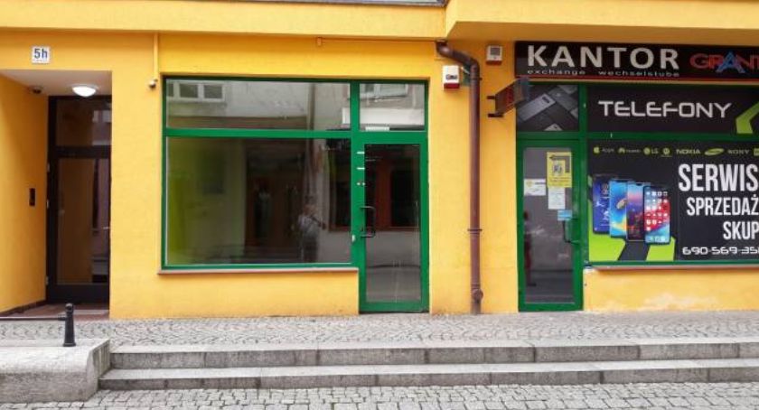 Wywieźli wózkiem z kantoru sejf z pieniędzmi. Nadal są na wolności!