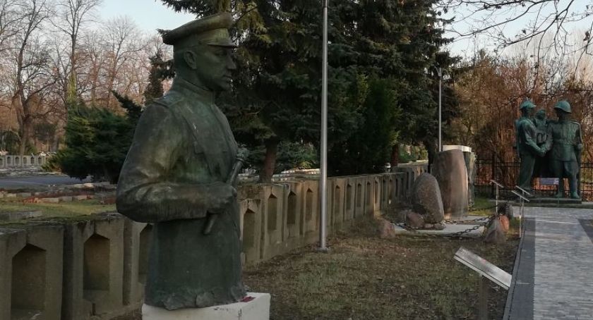 Niewiarygodne! Ukradli pomnik Rokossowskiego z legnickiego cmentarza