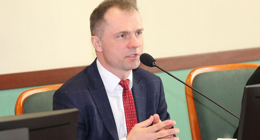 Przewodniczący rady miejskiej wbija na Facebooku szpilkę prezydentowi 