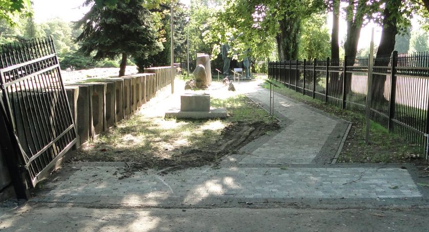 Przycmentarne lapidarium nie jest monitorowane. Można kraść pomniki!