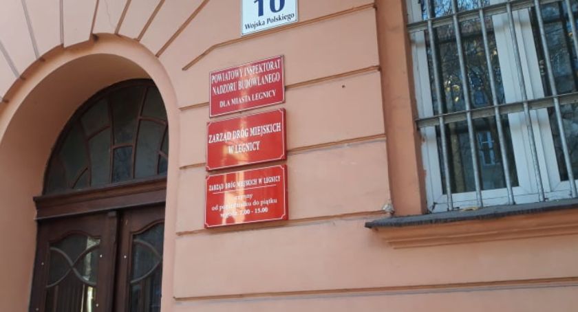 Tłum chętnych na budowę nowego oświetlenia ulicy Spokojnej