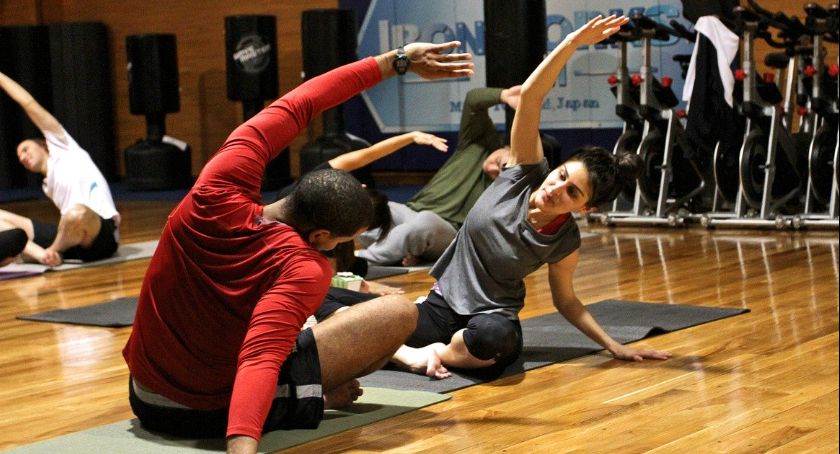 Rozgrzewka i stretching. Sprawdź, które zestawy ćwiczeń wykonywać przed, a które już po zakończeniu zasadniczego treningu