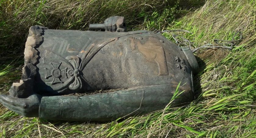 Złodziej pomnika Rokossowskiego w areszcie. Głowa marszałka poszukiwana