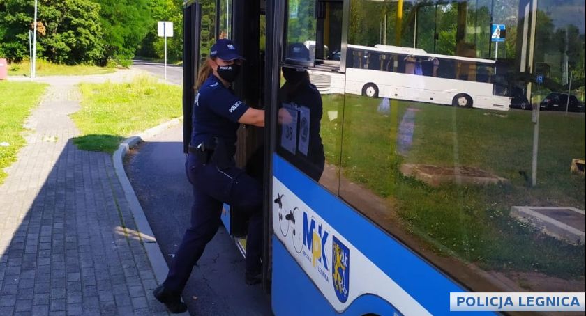 Mundurowi kontrolują sklepy i autobusy. Są kary dla klientów i pasażerów