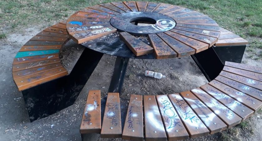 Kretyni zdewastowali plac zabaw przy ul. Oświęcimskiej w Legnicy [ZDJĘCIA]