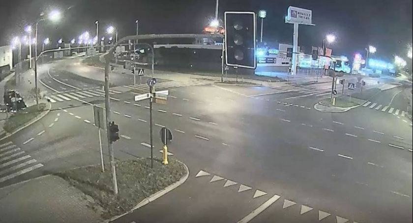 Rozwalił samochodem sygnalizację i uciekł. Naprawa infrastruktury potrwa kilka tygodni