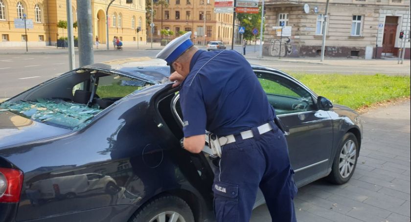 Niebezpieczna sytuacja. Gałąź runęła na auta na ruchliwym skrzyżowaniu 