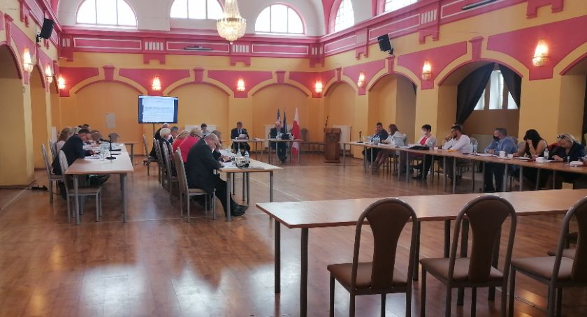 Kłótnia o budżet w Legnickim Polu. Sesja rady zakończona bez absolutorium