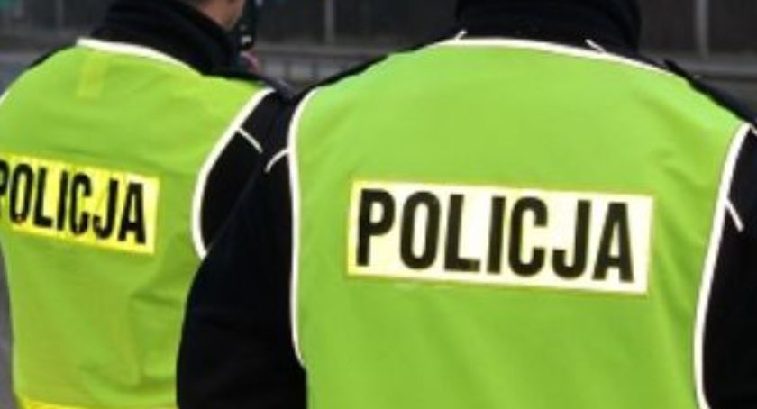 Pijany kierowca busa wyleciał na zakręcie z drogi. Uszkodził bariery i samochody 