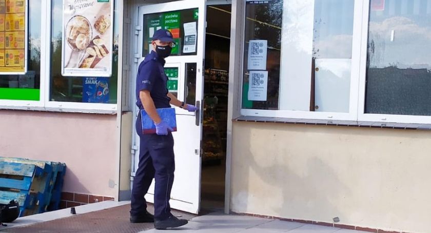 Policjanci kontrolują sklepy i osoby poddane domowej kwarantannie
