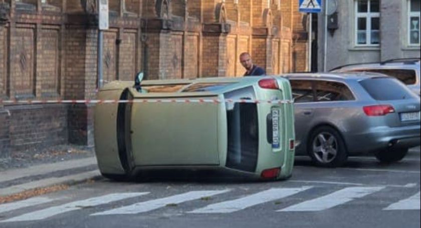 Niespodzianka na parkingu w sercu miasta. Ktoś w nocy … przewrócił auto