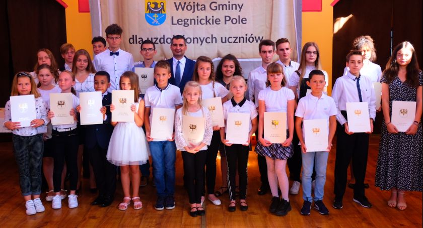 Wójt Legnickiego Pola wręczył stypendia dla najzdolniejszej młodzieży [FOTO]