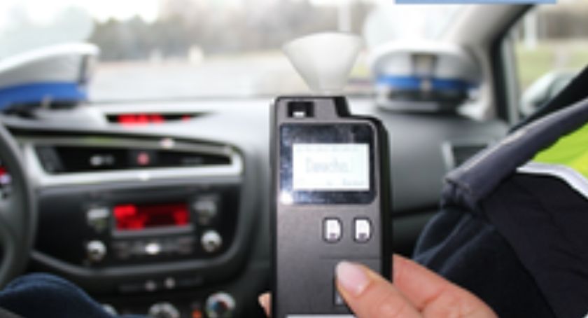 Pijany 20-latek dachował BMW. Na komisariat przyjechał po niego pijany ojciec 