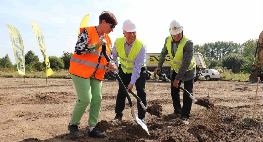 Łopaty poszły w ruch. Rozpoczęła się budowa dróg na terenie byłego lotniska