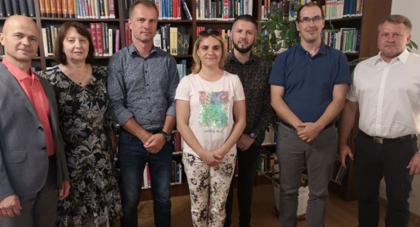 TML nie broni Rabczenki. Broni siebie i narzeka, że uwikłano je w politykę