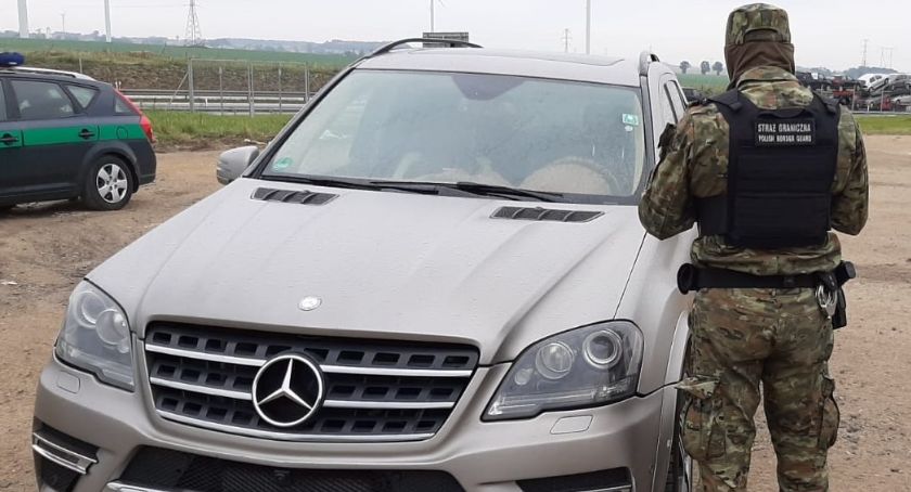 Taki porzucony samochód stał pod Legnicą. Tym razem nie był to wrak 