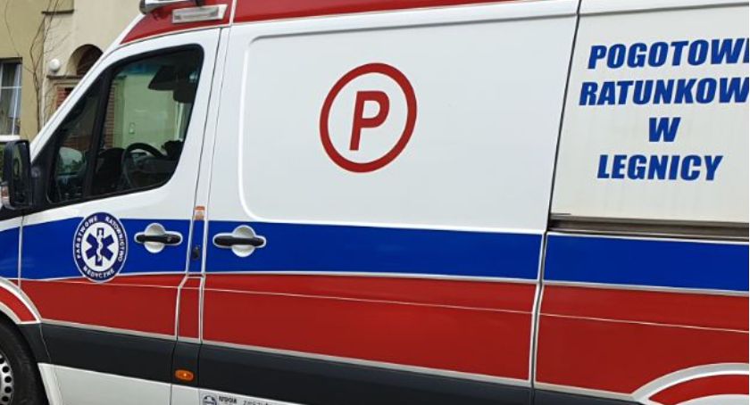 Samochód potrącił przechodzącą przez pasy rodzinę. Piesi trafili do szpitala