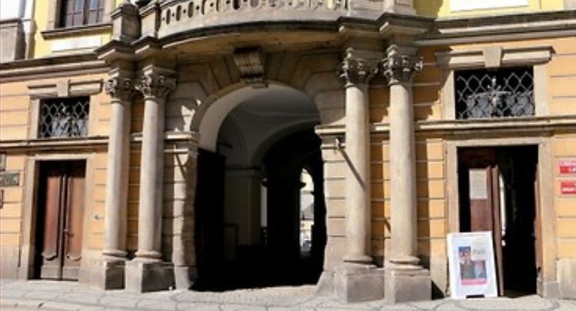 Koronawirus zamknął szkołę muzyczną w Akademii Rycerskiej w Legnicy