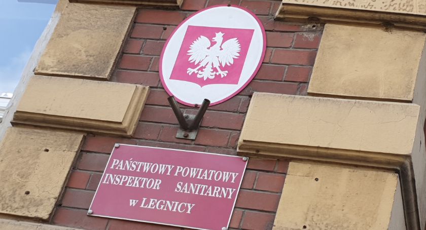 Sanepid informuje o nowych zakażeniach. Legnica o krok od żółtej strefy