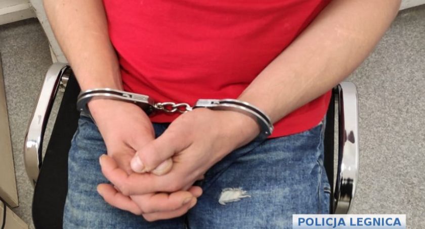 Nie zatrzymał się do kontroli drogowej, bo był pijany i poszukiwany