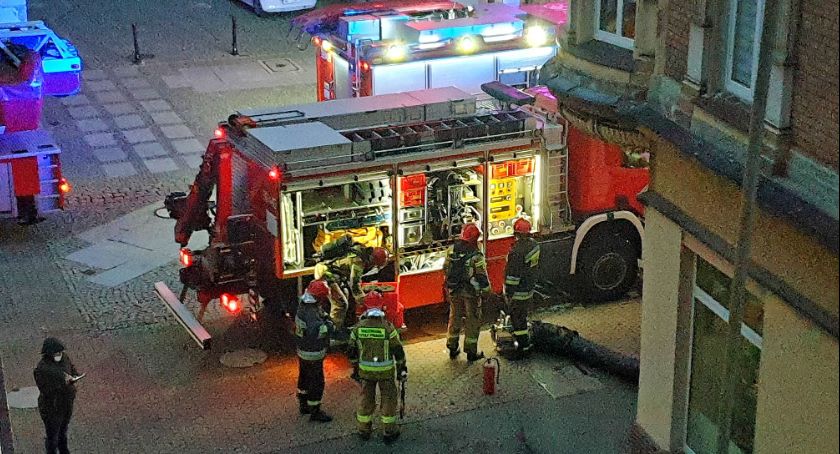 Dym w Żabce. W centrum Legnicy interweniowały trzy zastępy strażaków