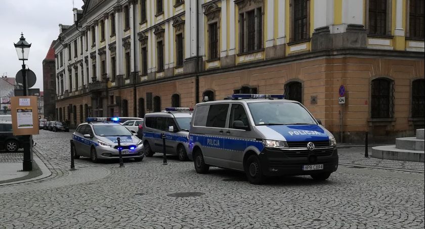 Protest antycovidowców w Legnicy - spektakularna klapa [ZDJĘCIA]
