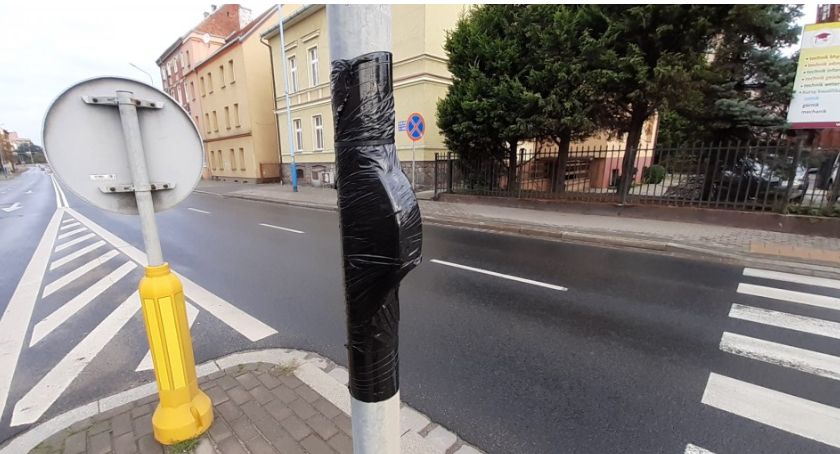 ZDM zakleił przyciski na przejściach. Sygnalizacja działa automatycznie