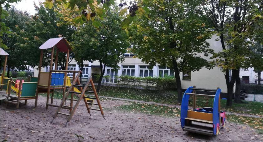 Koronawirus w kolejnej podstawówce i przedszkolu. Dzieci zostają w domu