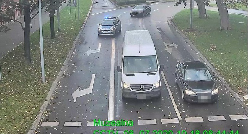 Policjanci eskortowali auto z rodzącą kobietą. Mamy nowego obywatela!