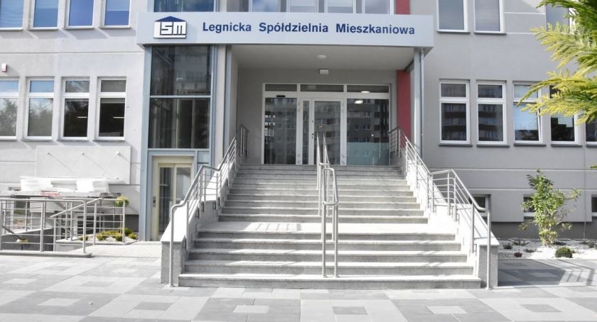 Lockdown w Legnickiej Spółdzielni Mieszkaniowej. Jak załatwić sprawę?