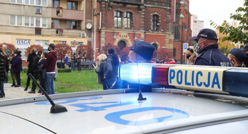 Protest przed biurem PiS w Legnicy. Policja spisywała kobiety [ZDJĘCIA]