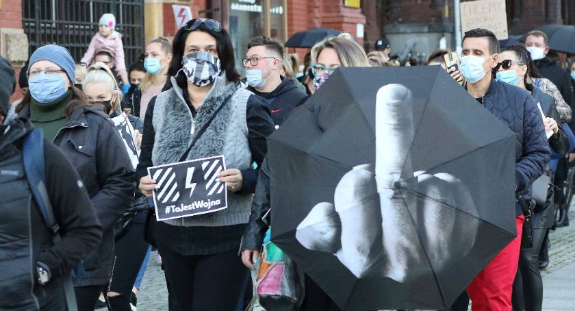 Strajk Kobiet w Legnicy rośnie w siłę. Trzeci dzień protestów [ZDJĘCIA]