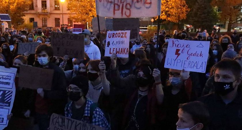 Młoda Legnica wściekła na PiS i Kościół – poniedziałkowy protest [FOTO,WIDEO]