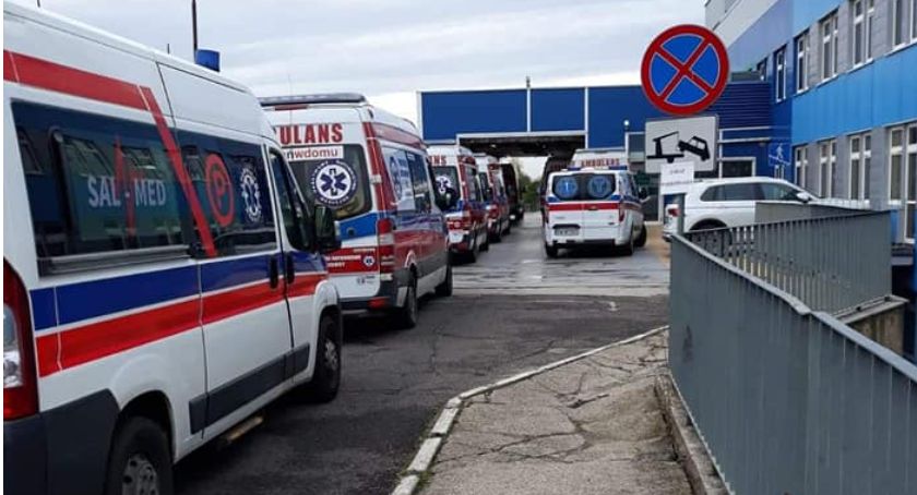 Paraliż szpitala. Karetki z pacjentami stoją godzinami w kolejce na SOR