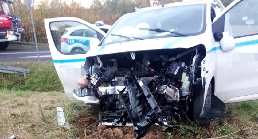 Groźny wypadek pod Legnicą. Przyczyną jesienna aura i brawura kierowcy