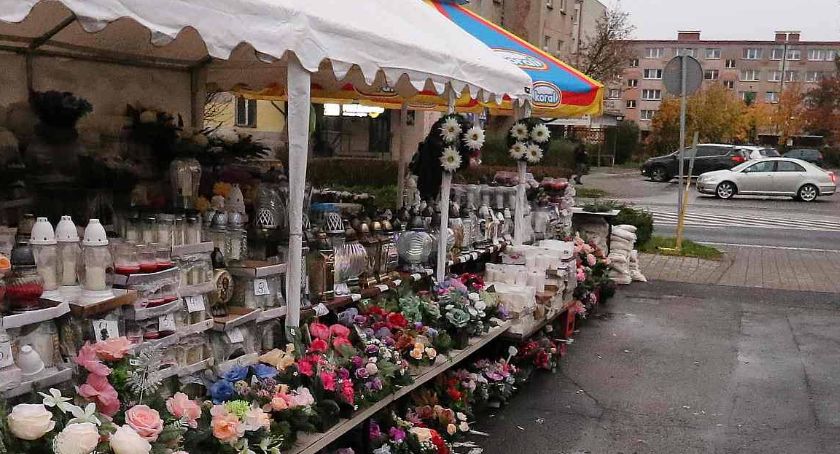 Cmentarze ponownie otwarte od wtorku. Będą stragany z kwiatami i zniczami