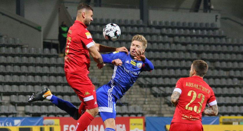 Antyfutbol w czasach zarazy. Puste trybuny, na boisku kopanina