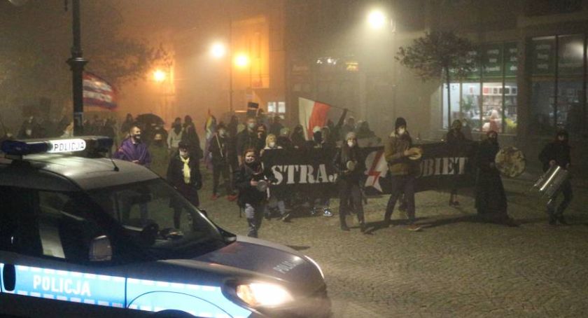 Błyskawica stanęła na pl. Słowiańskim. Niedzielny Strajk Kobiet w Legnicy 