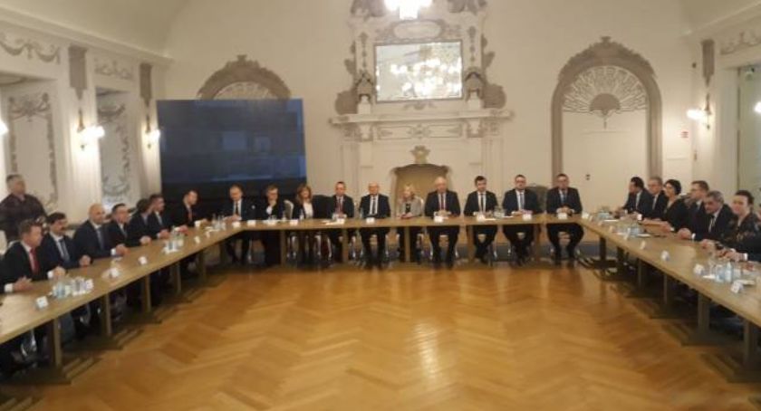 Było porozumienie, jest przetarg. Kto napisze strategię samorządowcom?