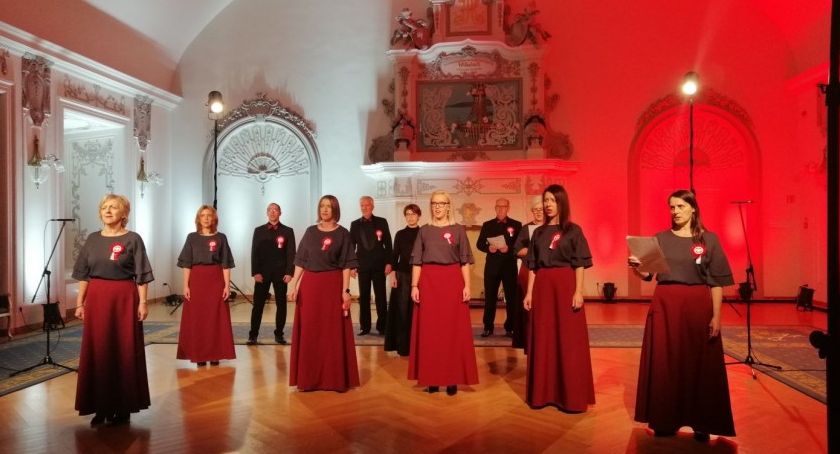 W Święto Niepodległości Legnica śpiewała hymn wspólnie z Madrygałem