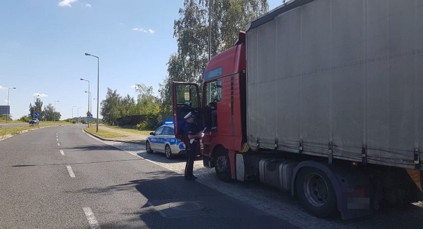 Kompletnie pijany kierowca ciężarówki. Wydmuchał 2,4 promila alkoholu!