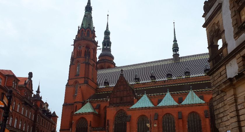 Biskup wydał zarządzenie. Nakazuje proboszczom dzielić się pieniędzmi