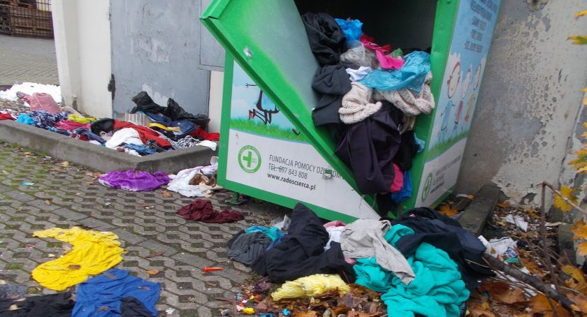 W Legnicy okradają kontenery na ubrania. Zjawisko stało się już plagą [FOTO]